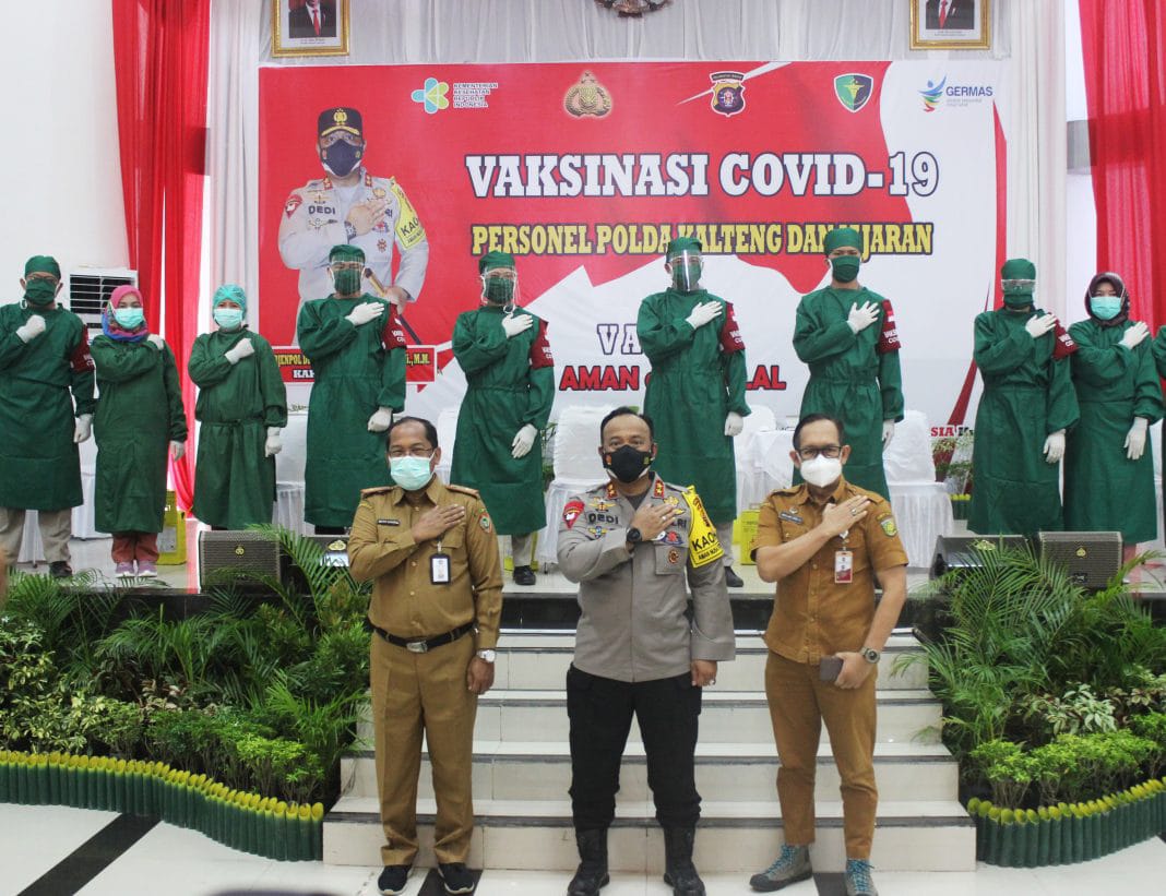 Kapolda Kalteng Irjen Pol. Dr. Dedi Prasetyo, M.Hum., M.Si., M.M., diapit Kadis Dinkes Kalteng Dr. dr. Suyuti Syamsul, MPPM., dan Kadis Dinkes Palangka Raya drg. Andjar Hari Purnomo, M.M., M.Kes., berfoto bersama dengan para tenaga kesehatan sebelum dilakukannya vaksin Covid-19 kepada 1200 anggota Polda Kalteng. FOTO : tbn.