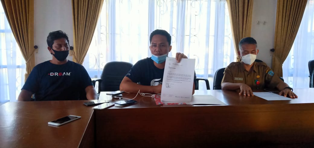 Bupati Lamandau H. Hendra Lesmana (tengah) saat memberikan keterangan persnya. FOTO : by.