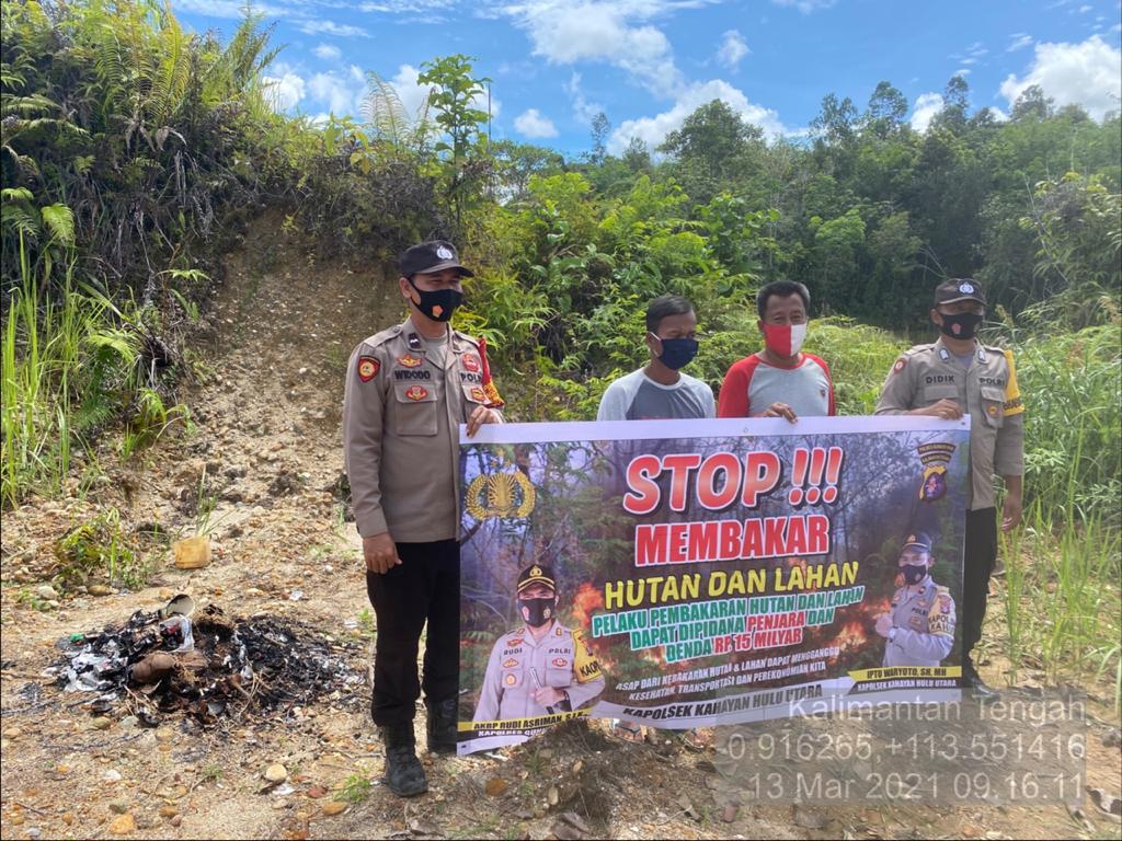 Usai sosialisasi dialogis, anggota Polsek Kahayan Hulu Utara (Kahut) jajaran Polres Gumas bersama-sama warga membentangkan spanduk stop kebakaran lahan dan hutan, (13/03/21) Pagi. FOTO : tbn.