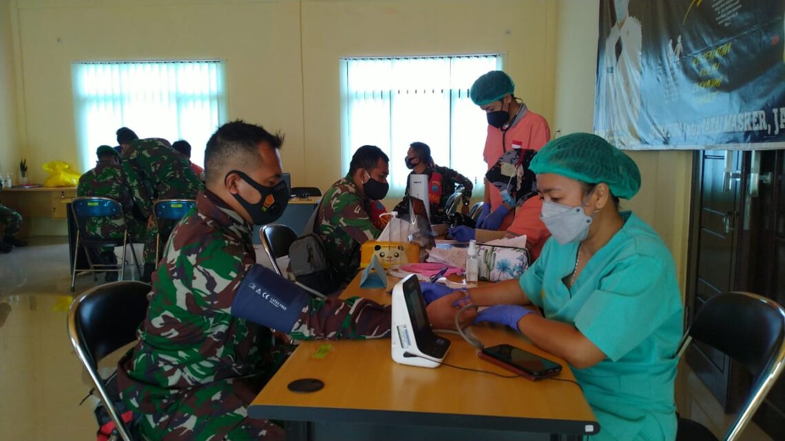 Suasana pemberian vaksin tahap I gelombang I kepada puluhan anggota Kodim 1017 Lamandau, Selasa (16/3/2021) di Aula Puskesmas Bulik. FOTO : by.
