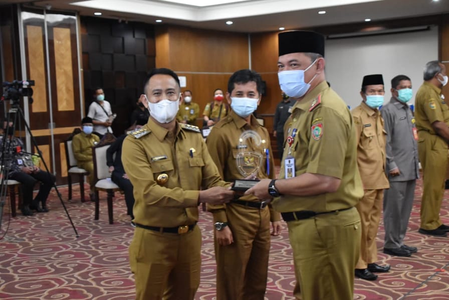 Sekretaris Daerah Kalteng Fahrizal Fitri saat memberika piagam penghargaan kepada Wali Kota Palangka Raya, Fairid Nafirin sebagai terbaik pertama anugerah Keterbukaan Informasi Publik kualifikasi Menuju Informatif. FOTO : ist.