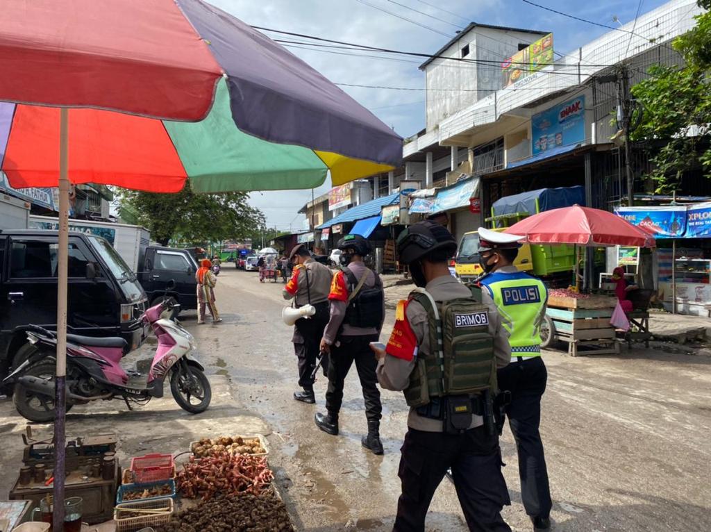 Tim 1 Operasi Yustisi Polda Kalteng yang terdiri dari personel Ditsabhara, Ditreskrimsus, Ditreskrimum, Satbrimob, Ditlantas dan Propam sedang sosialisasikan prokes dan PPKM skala mikro di Pasa Besar Palangka Raya, Selasa (16/3/2021). FOTO : tbn.