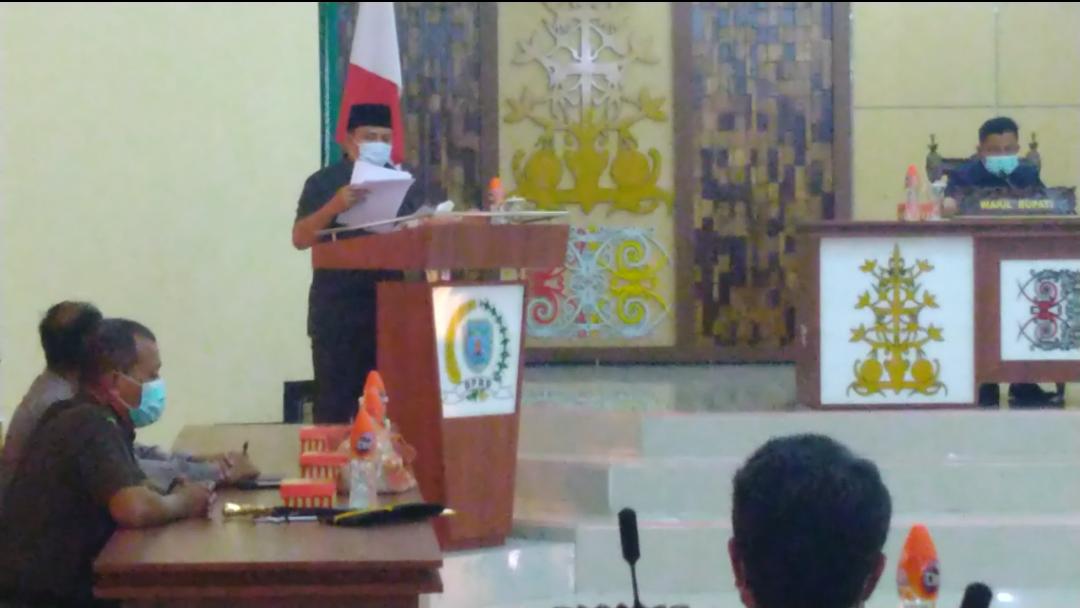 Bupati Lamandau H. Hendra Lesmana saat menyampaikan Laporan Keterangan Pertanggungjawaban TA. 2020 dalam Rapat Paripurna ke 5 masa sidang II DPRD Kabupaten Lamandau, Senin (22/03/2021). FOTO : by.