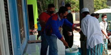 Usai Salat Jumat, Kasatresnarkoba Polres Gumas Bagikan Bubur Kacang Hijau