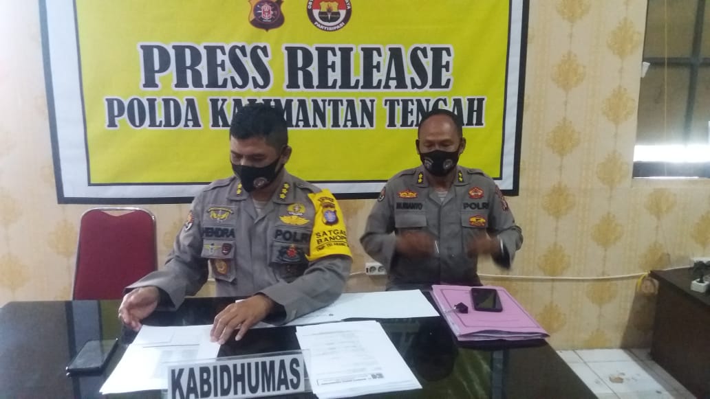 Kabid Humas Polda Kalteng Kombes Pol Hendra Rochmawan, S.I.K., M.H., didampingi Kasubbidpenmas AKBP Muriyanto saat jumpa pers dugaan tindak pidana pemalsuan surat dan penggunaan surat palsu, Senin (26/10/2020) pukul 14.30 WIB.FOTO : fer.