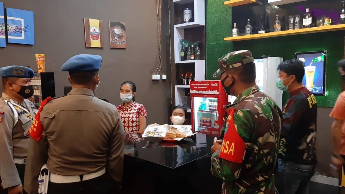 TNI-Polri di Gumas saat laksanakan imbauan Prokes di THM yang ada di kota Kuala Kurun. FOTO : tbn.