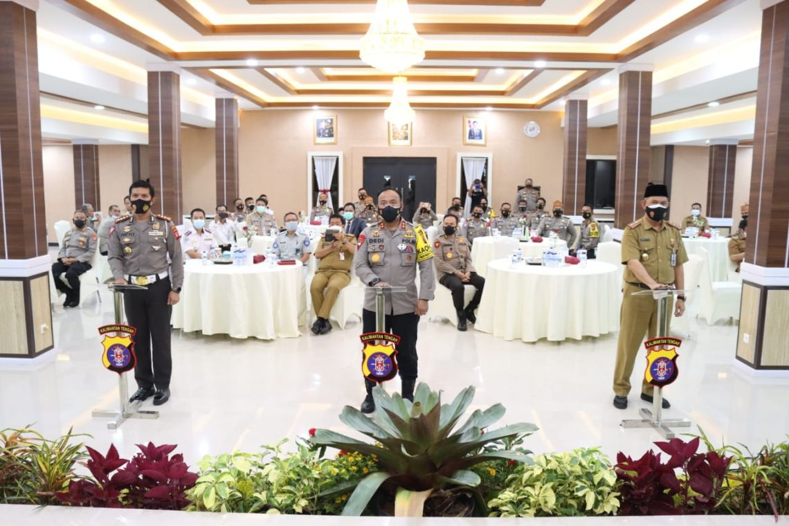 Kapolda Kalteng Irjen Pol. Dr. Dedi Prasetyo, M.Hum., M.Si., M.M., (tengah) saat menekan tombol sirene sebagai tanda diluncurkannya aplikasi TSC (traffic service center), Samolim (Samsat online Isen Mulang) dan zebra responsif yang bertempat Aula Arya Dharma Mapolda Kalteng, Senin (08/03/2021) pukul 09.00 WIB. FOTO : (tbn/fer)