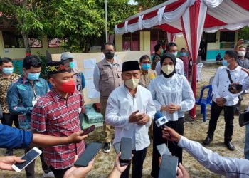 Sugianto Sabran dan Istri Gunakan Hak Pilih di TPS 02 Pahandut