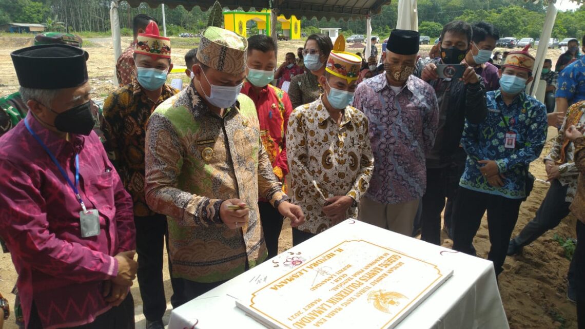 Bupati Lamandau H.Hendra Lesmana saat akan menandatangani prasati tanda diresmikannya gedung kampus Politeknik Lamandau yang berada di Jalan Trans Kalimantan Desa Kujan Kabupaten Lamandau Kalimantan Tengah, Kamis (18/3/2021). FOTO : by.