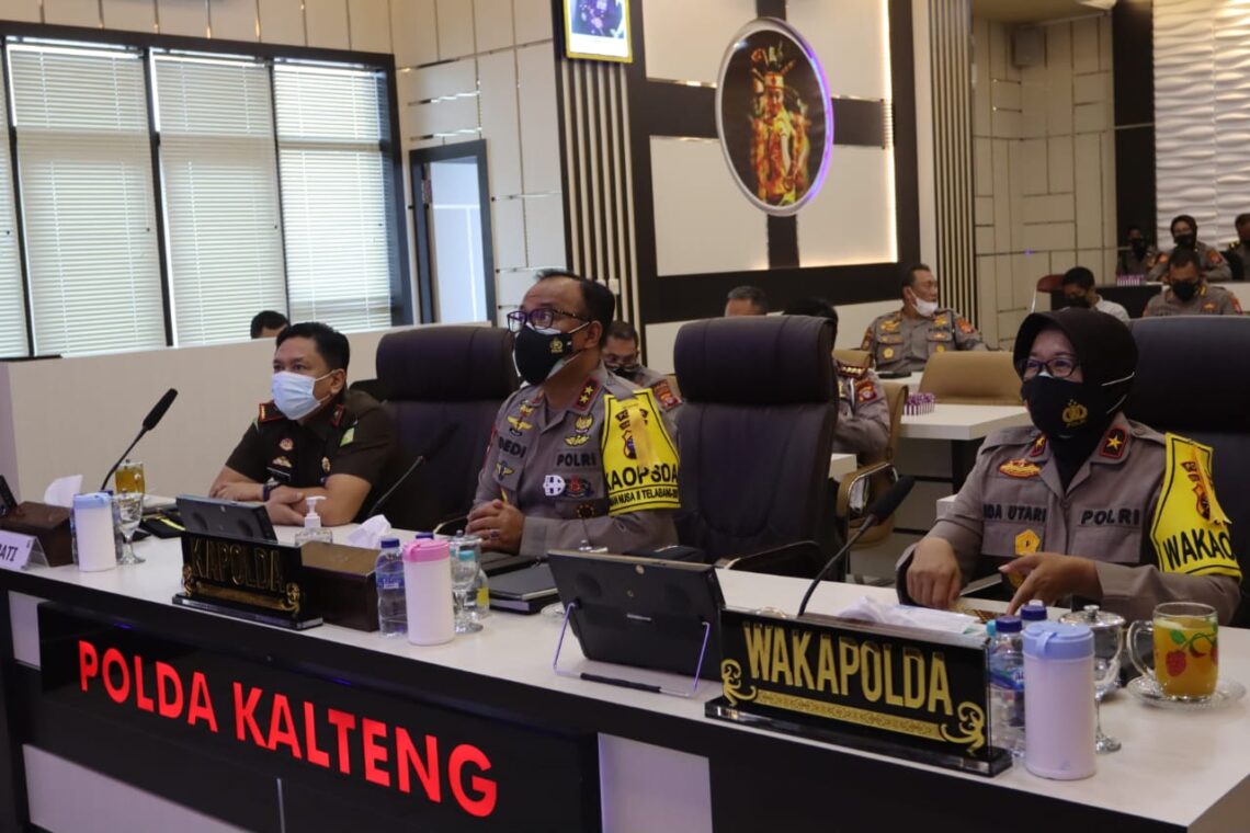 Kapolda Kalteng Irjen Pol. Dr. Dedi Prasetyo, M.Hum., M.Si., M.M., (tengah) serius mengikuti peresmian ETLE (tilang elektronik) Tahap I oleh Kapolri Jenderal Polisi Listyo Sigit Prabowo. FOTO : tbn.