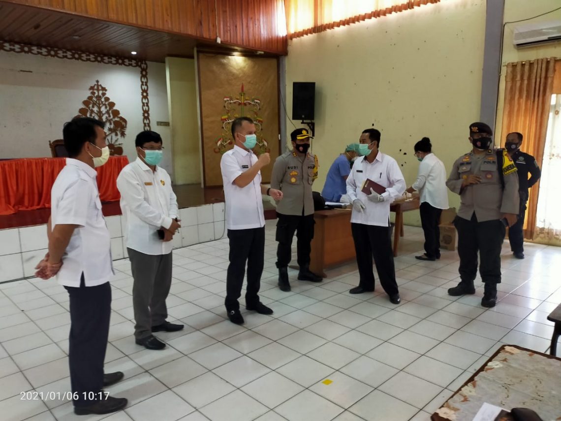 Kapolres Gunung Mas AKBP Rudi Asriman S.I.K., dan Bupati Gunung Mas Jaya S. Monang, S.E., M.Si., saat menyaksikan tes urine masal 1.015 orang PTT guna antisipasi dini terhadap penyalahgunaan narkoba. FOTO : tbn.