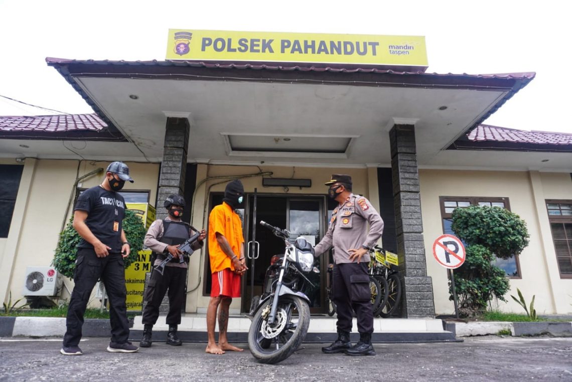 Kapolsek Pahandut Kompol Edia Sutaata, S.H., M.H., sedang menanyai JA (30) pelaku penadah sepeda motor curian. FOTO : tbn.