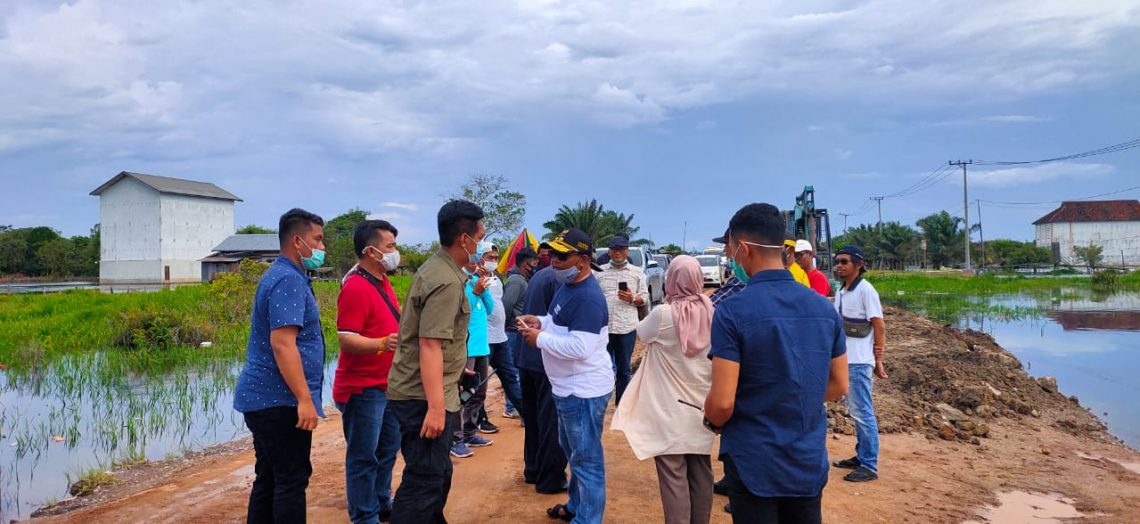 Plt. Gubernur Kalimantan Tengah Habib Ismail Bin Yahya (bertopi) mendengarkan paparan dari jajaran Dinas PUPR Kalteng di lokasi banjir. FOTO : biro adpim.