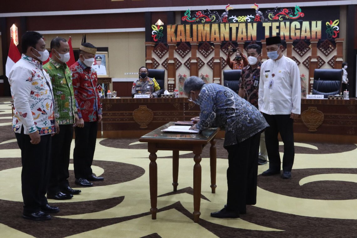 Kapolda Kalteng Irjen Dr. Dedi Prasetyo, M.Hum., M.Si., M.M., (duduk) saat menyaksikan serah terima sekat kanal dan program desa mandiri peduli gambut di areal eks PLG 1 juta hektar 
 FOTO : tbn.