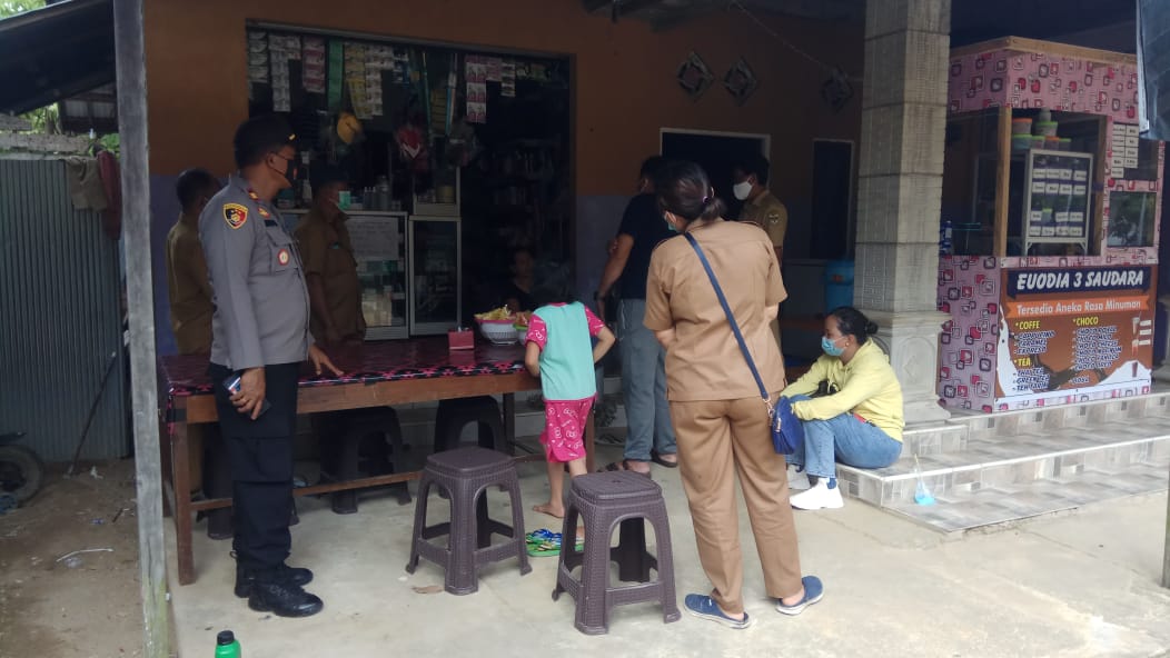 Kapolsek Rungan Polres Gunung Mas Iptu Marolop Purba saat memberikan sosialisasi protokol kesehatan pencegahan Covid-19. FOTO : tbn.