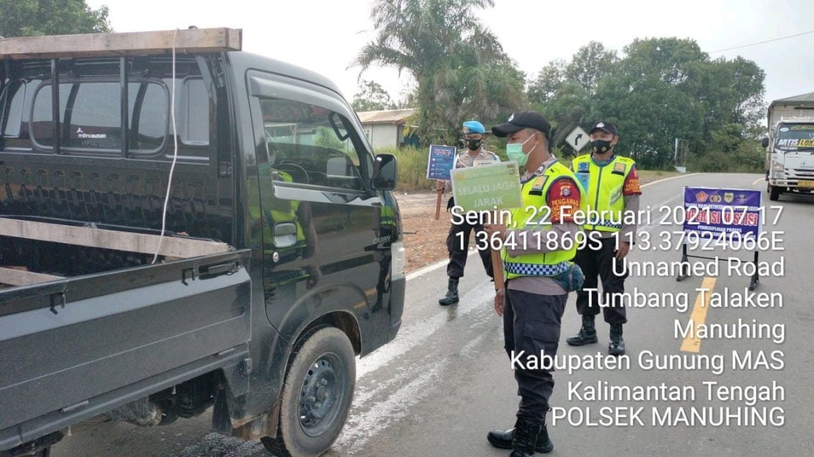 Anggota Polsek Manuhing sedang melaksanakan operasi yustisi Covid-19. FOTO : tbn.