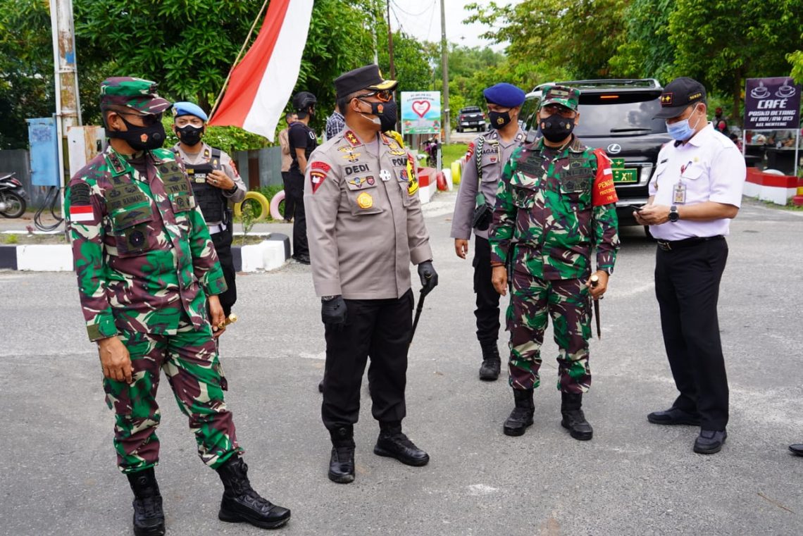 Kapolda Kalteng Irjen Pol Dr Dedi Prasetyo, M.Hum., M.Si., M.M bersama Pangdam XII/Tangjung Pura Mayjen TNI Muhammad Nur Rohmad dan Danrem 102 Panju Panjung Brigjen TNI Purwo Sudaryanto saat meninjau salah satu TPS di Palangka Raya. FOTO : tbn.