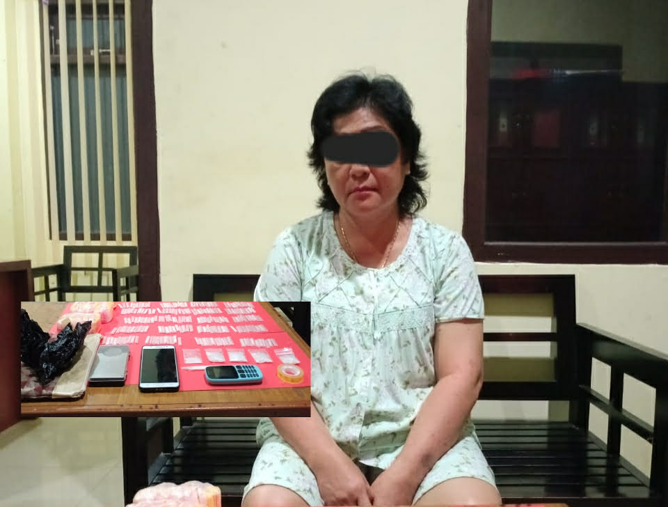 Pelaku R alias Mama Friska Binti C.A.Rudji (51) ( insert,barang bukti ). FOTO : bidhumas polda kalteng.