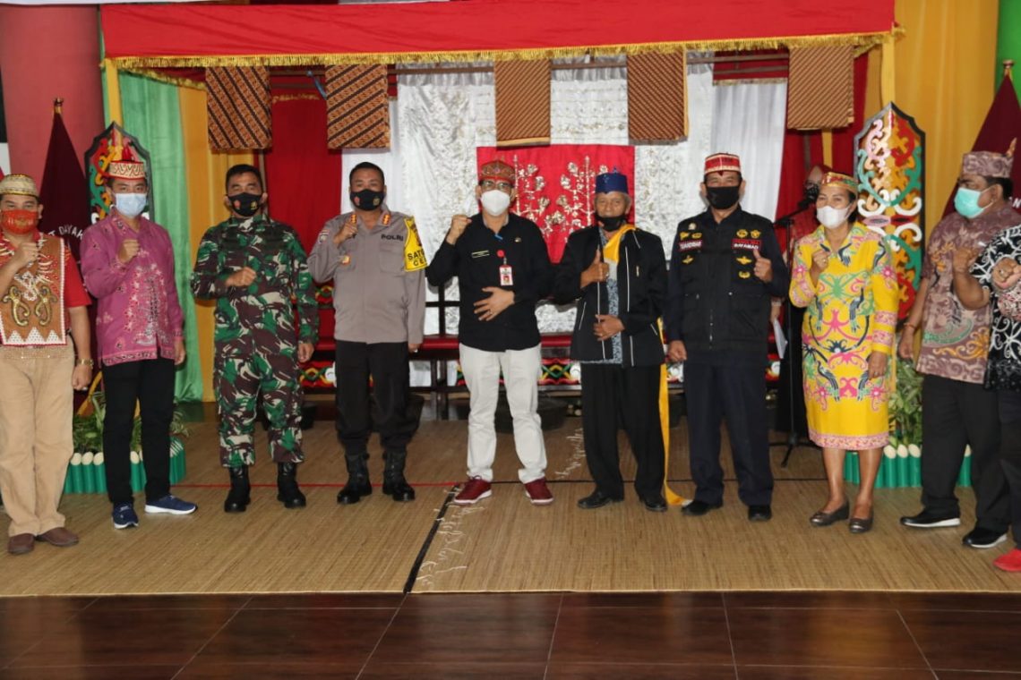 Asisten I Bidang Pemerintahan dan Kesejahteraan Rakyat, Hamka berfoto bersama dengan undangan dan panpel. FOTO : bap.