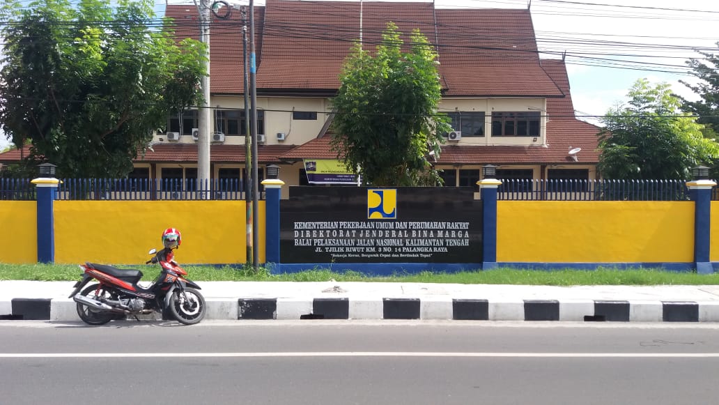 Pagar tembok depan kantor Balai PJN Kalteng yang ketinggiannya mencapai 2 meter dan tidak tembus pandang. FOTO : fer.