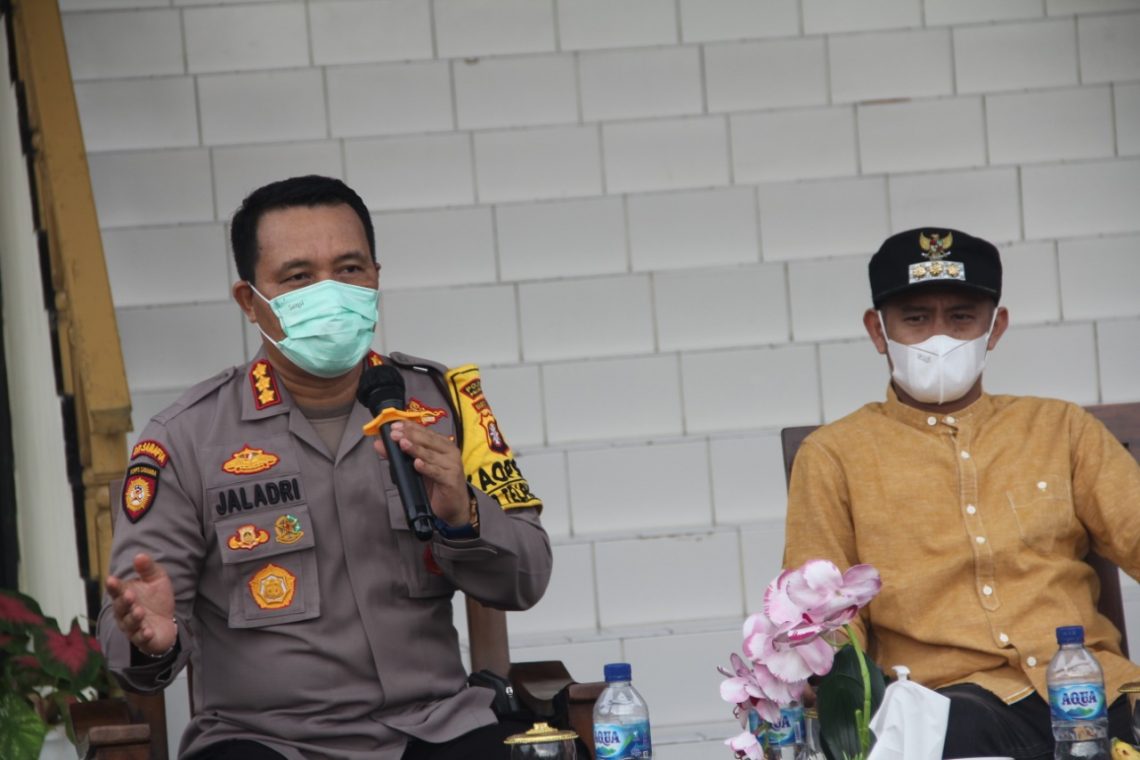 Kapolresta Palangka Raya, Kombes Pol Dwi Tunggal Jaladri, S.I.K., S.H., M.Hum, bersama Walikota Palangka Raya Fairid Naparin, S.E., saat memberikan penjelasan. FOTO : tbn.