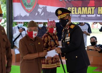 Usai Ziarah Hari Pahlawan, Kapolda Kalteng Berikan Santunan kepada Purnawirawan