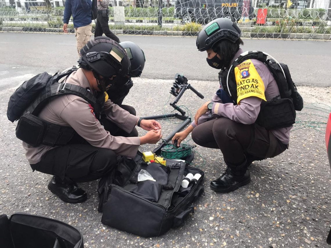 Personel Unit Penjinak Bom (Jibom) Detasemen Gegana Satbrimob Polda Kalteng dengan sigap dan cekatan mempersiapkan peralatan dalam simulasi penanganan bom dikantor KPU Provinsi, Jl. D.I.Panjaitan Kota Palangka Raya. Kamis (15/10/2020) pagi. FOTO :tbn.