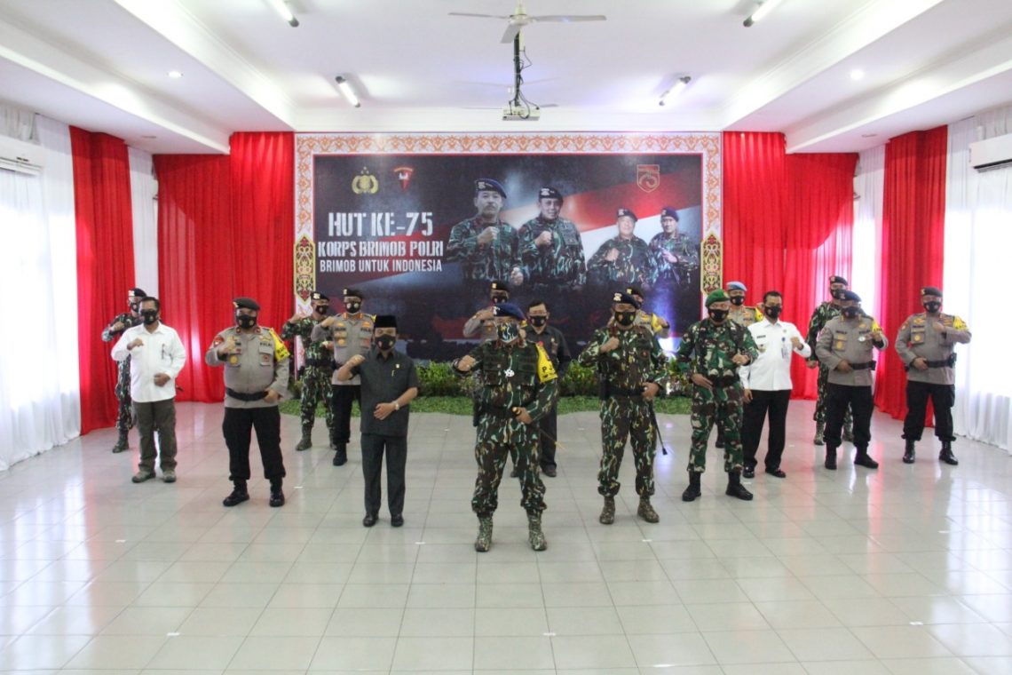 Kapolda Kalteng Irjen Pol. Dr. Dedi Prasetyo, M.Hum., M.Si., berfoto bersama usai mengikuti upacara Hari Jadi Korps Brimob Polri ke-75. FOTO : bidhumas polda kalteng.