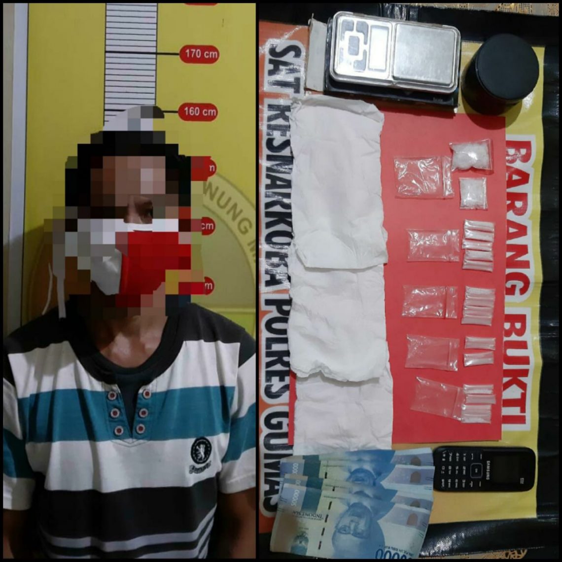 Pelaku R (29) bersama 17 paket sabu seberat 10,79 gram beserta alat bukti lainnya. FOTO : tbn.