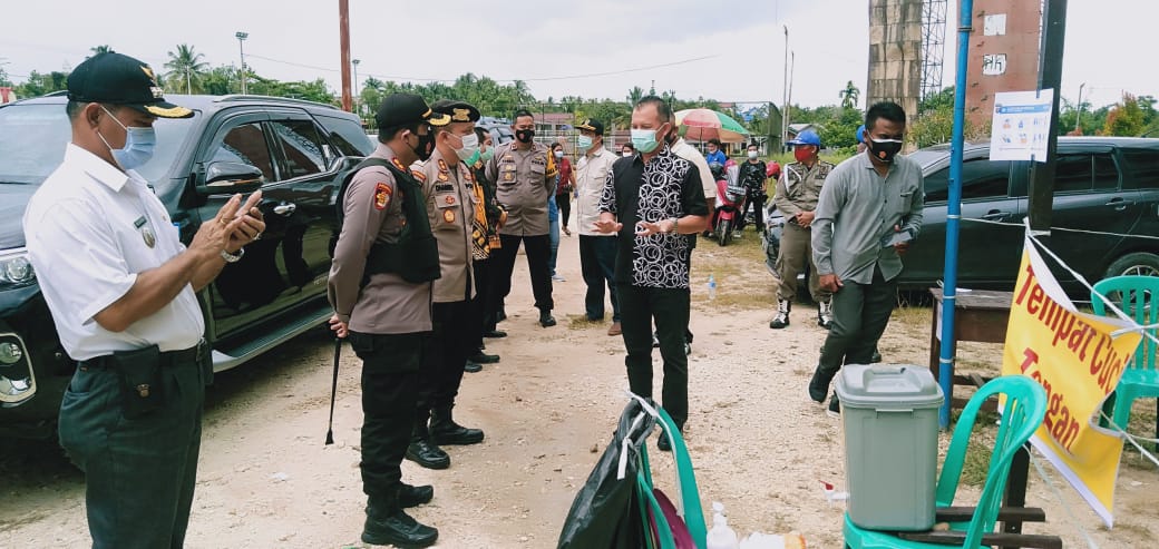 Kapolres Gumas AKBP Rudi Asriman (memakai rompi) saat memantau pencoblosan. FOTO : tbn.
