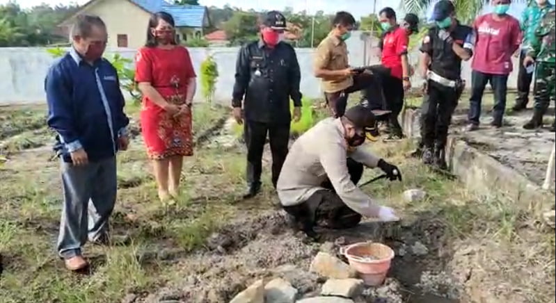 Kapolres Gunung Mas AKBP Rudi Asriman, S.I.K., saat meletakkan batu pertama pembangunan gedung olahraga (gor) multi fungsi Polsek Manuhing. FOTO : tbn.