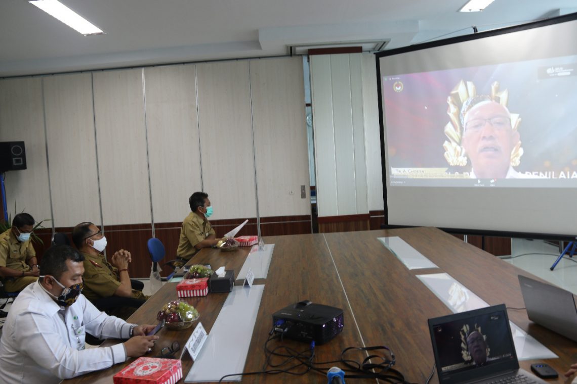 Asisten Pemerintahan dan Kesejahteraan Rakyat Setdaprov Kalteng Hamka (tengah) menyimak serius materi yang disampaikan. FOTO : biro adpim.