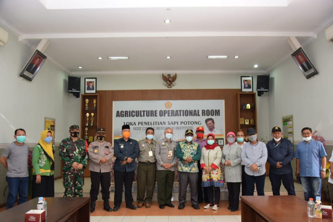 Pelaksana Tugas Gubernur Kalimantan Tengah Habib Ismail Bin Yahya (batik hijau) saat berfoto bersama usai meninjau peternakan sapi Loka Penelitian Sapi Potong (Lolit Sapi) Grati, Kabupaten Pasuruan, Provinsi Jawa Timur, pada Kamis. FOTO : (bap/fer)