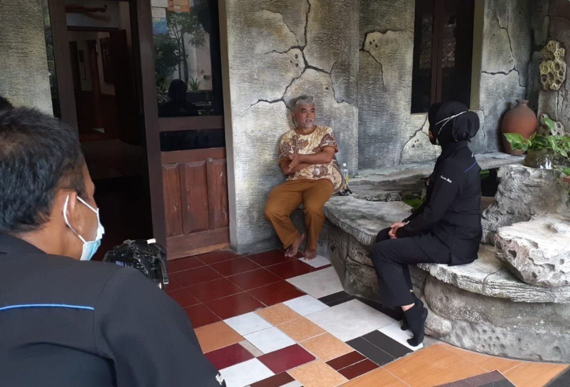 Guru Seni Rupa SMA 8 Yogyakarta Drs. Suhardi (celana coklat) saat menceritakan sikap dan tingkah calon tunggal Kapolri Komjen Listyo Sigit Prabowo semasa di SMA. FOTO : ist.