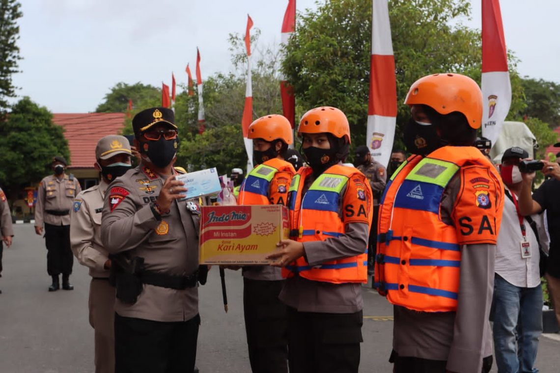 Kapolda Kalteng Irjen Pol Dr. Dedi Prasetyo. M.Hum., M.Si., M.M., secara simbolis menyerahkan Bansos kepada tim SAR untuk diberikan kepada warga terdampak banjir di Kalsel. FOTO : tbn.