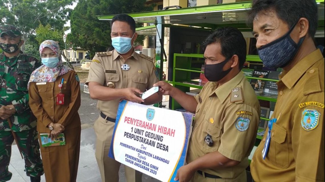 Bupati Lamandau, H Hendra Lesmana menyerahkan secara simbolis 1 unit gedung perpustakaan kepada Kepala Desa Ginih, Adrianus Krismanto yang  dilaksanakan di halaman Kantor Bupati Kabupaten Lamandau, Senin (18/1/2021). FOTO : by.