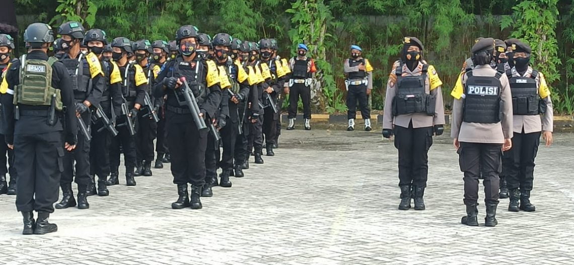 Personel Polda Kalteng saat apel pengamanan debat pilgub terakhir. FOTO : tbn.