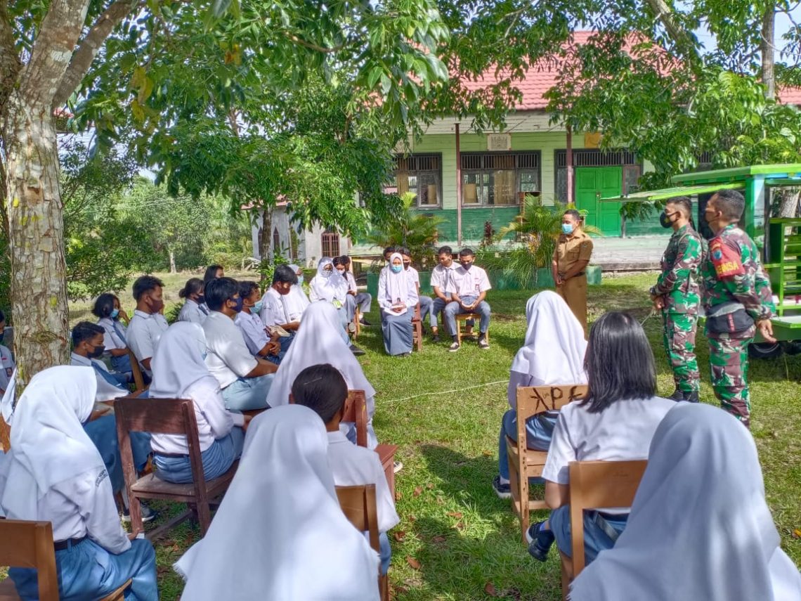 Anggota Kodim 1017/Lamandau saat sosialisasi penerimaan prajurit TNI dengan memamfaatkan Sikomos. FOTO : by.