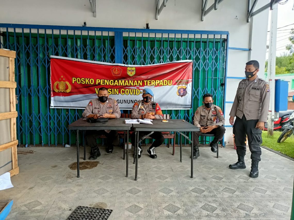 Anggota Polsek  Kurun jajaran Polres Gumas sedang menjaga dan mengamankan gudang penyimpanan vaksin Sinovac. FOTO : tbn.