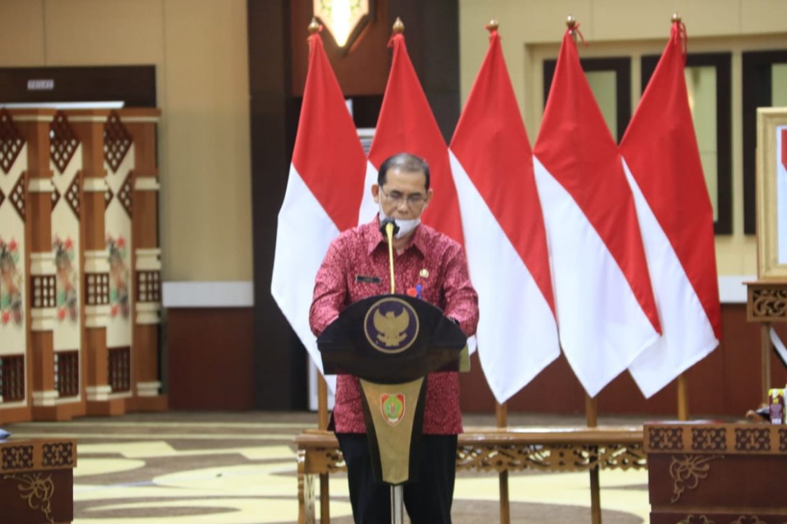 Asisten Pemerintahan dan Kesejahteraan Rakyat (Kesra) Hamka saat membacakan sambutan tertulis Gubernur Kalteng H. Sugianto Sabran. FOTO : bap.