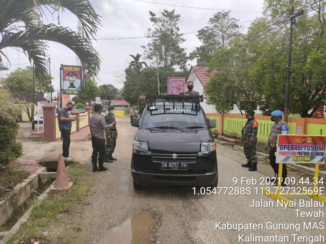 Jajaran Polsek dan Koramil Tewah Gumas saat melaksanakan operasi yustisi bersama. FOTO : tbn.
