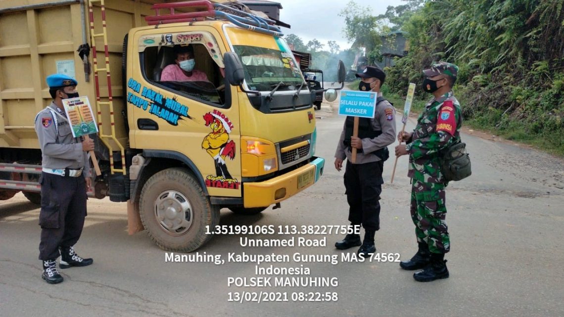 Anggota Polsek dan Koramil Kecamatan Manuhing sedang melaksanakan operasi yustisi bersama. FOTO : tbn.