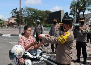 Polda Kalteng dan Korem Bagikan Masker di Bunbes Palangka Raya
