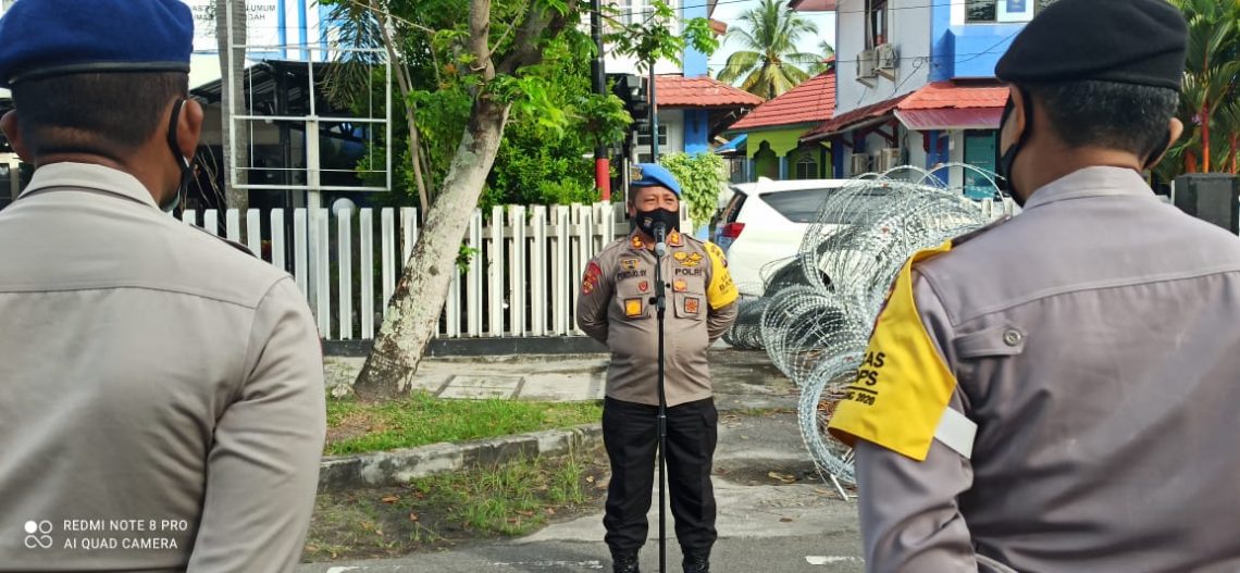 Kasubbid Profesi Bid Propam Polda Kalteng, AKBP Pujo saat memberikan pengarahan kepada personel yang akan berlatih pengamanan di Bawaslu Kalteng Jalan G. Obos Kota Palangka Raya, Rabu (30/12/2020). FOTO : tbn.