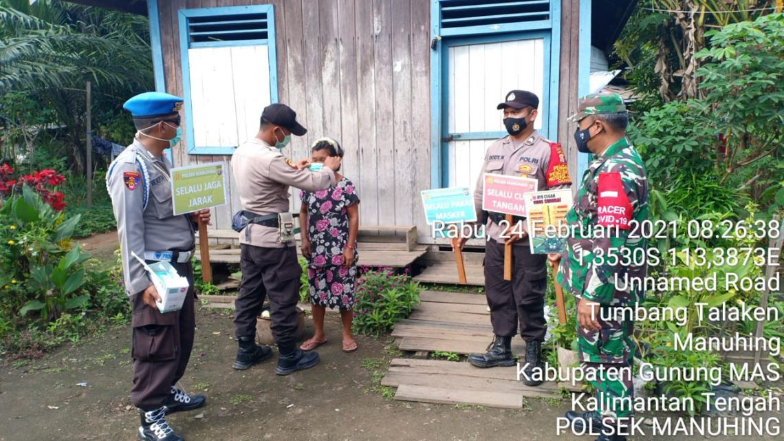 Anggota  Polsek Manuhing dan TNI serta tim gabungan sedang melakukan patroli PPKM berskala mikro. FOTO : tbn.