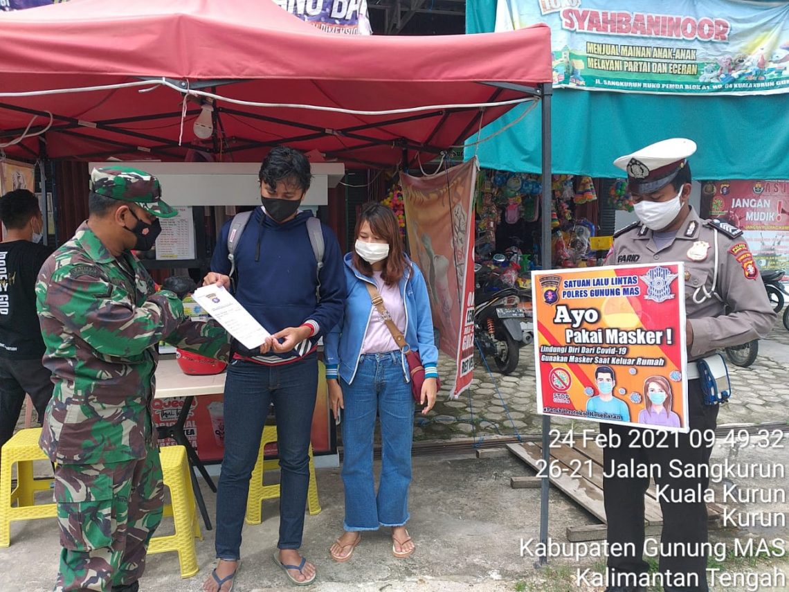 Personel Satlantas Polres Gumas bersama TNI sedang sosialisasi protokol kesehatan. FOTO : tbn.