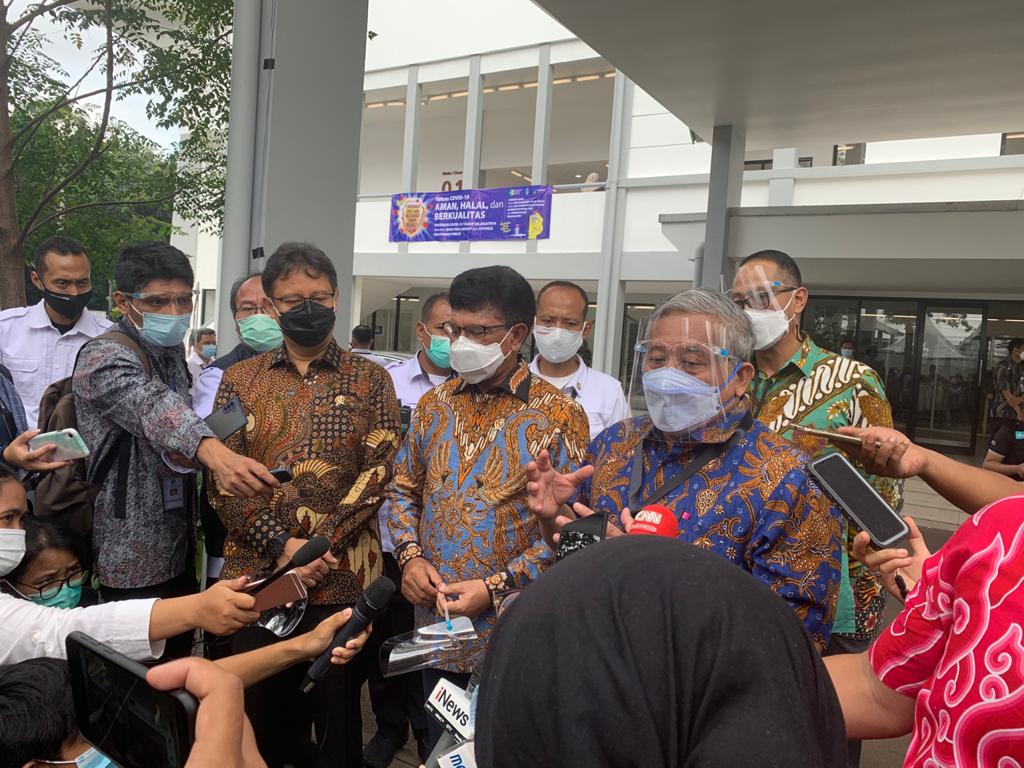 Ketua Dewan Pers Mohammad Nuh (kanan ujung) memberi keterangan pers saat vaksinasi insan pers. FOTO : ist.