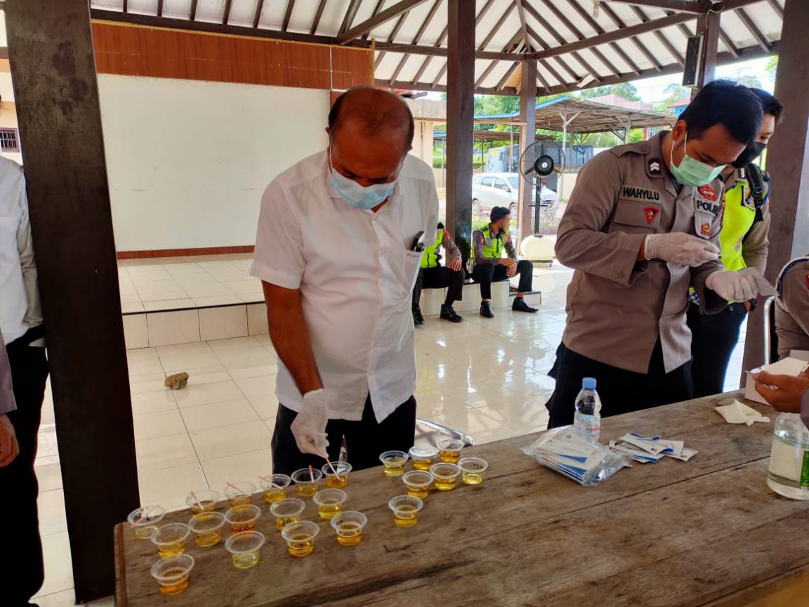 Urine 96 personel Polres Lamandau saat dites narkoba dengan hasil keseluruhan negatif. FOTO : by.