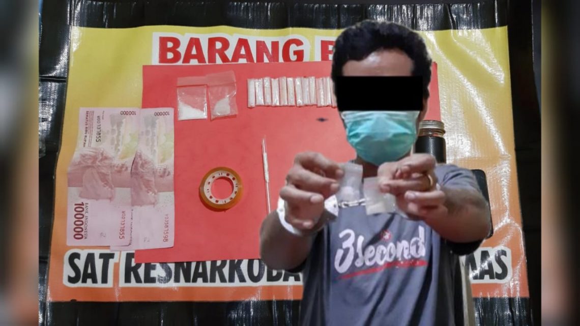 Tersangka DN (45) dan barang bukti sabu dan lainnya. FOTO : tbn.