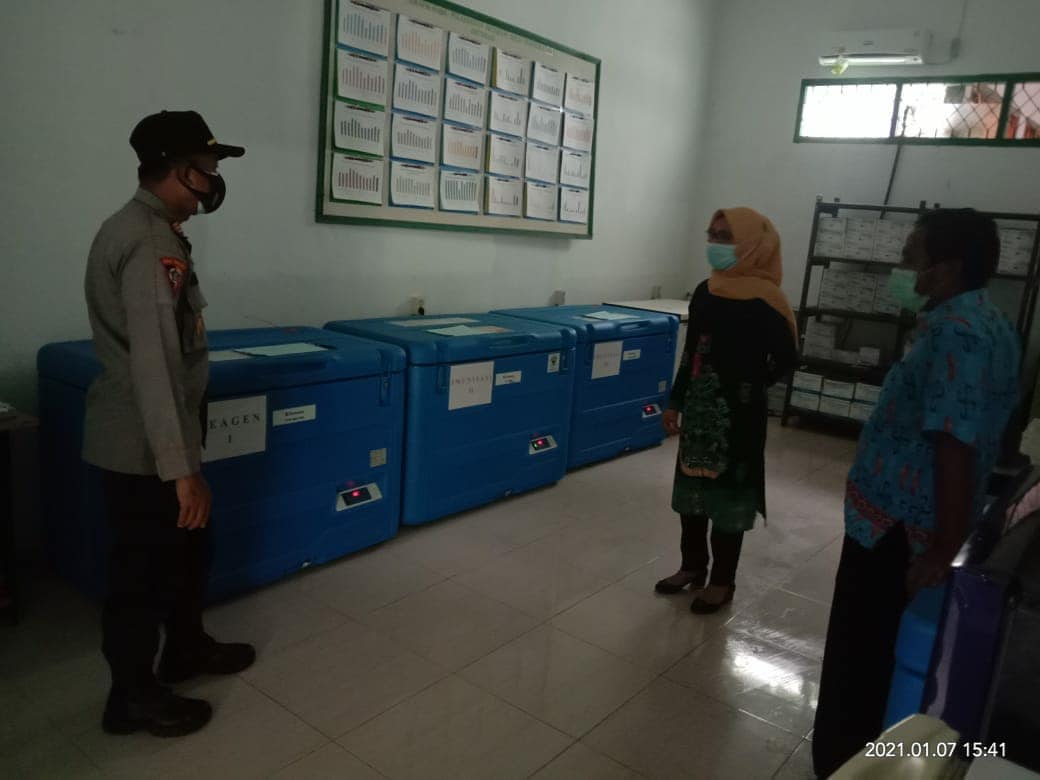 Kabagops Polres Lamandau, AKP Agus P. Wibowo, S.H saat berbincang dengan petugas Dinkes Lamandau di gudang farmasi yang direncanakan sebagai tempat penyimpanan vaksin Covid-19  . FOTO : by.